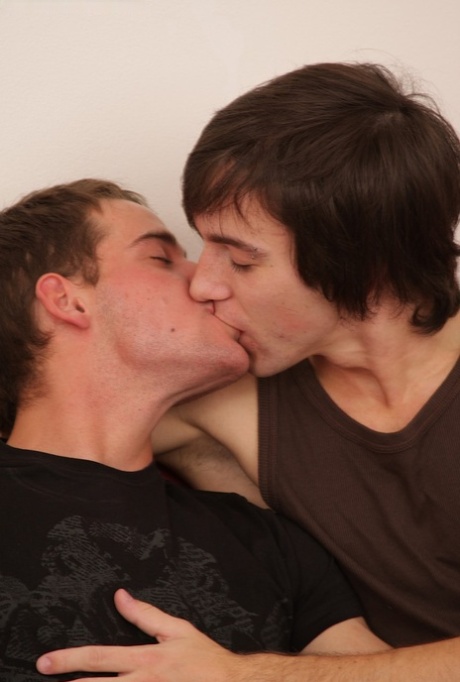 Brünette schwule Mitbewohner Alex und Lucas haben geschützten Analsex auf dem Sofa