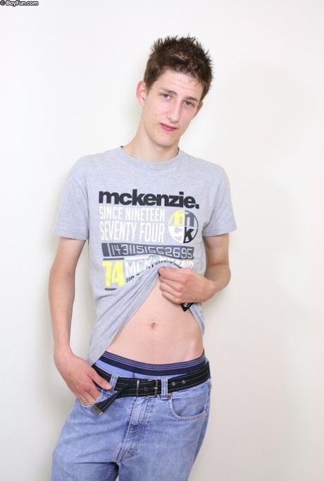 Skinny Homosexuell Modell Jamie West cums auf seinem Bauch, während masturbieren in den Spiegel