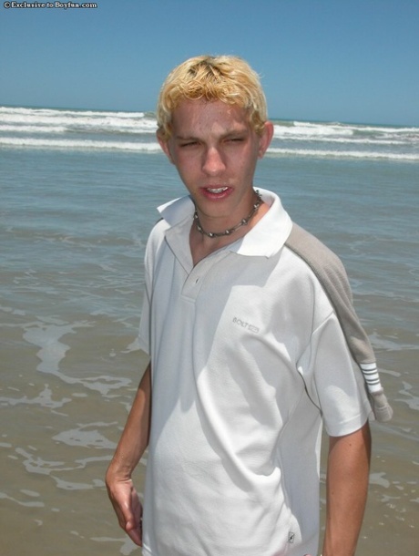 Blonder Twink Levi zieht sein Hemd und seine rote Unterwäsche aus und masturbiert am Strand