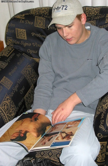 Gareth, garçon gay en chaleur, se doigte le cul et se branle en regardant un magazine porno