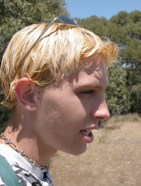 Vrouwelijke gay blonde Levi stript naakt in de natuur & speelt met zijn grote lul