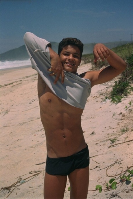 Joven gay guapo Leo 2 se desnuda completamente y se masturba en la playa