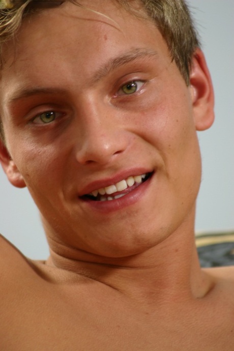 El delgado rubio gay Richard expone su polla y se masturba hasta correrse