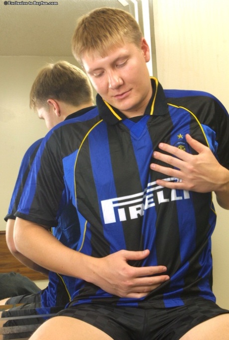 El futbolista gay Halo se quita el uniforme y se acaricia su gorda polla
