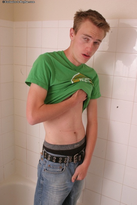 Samotny gej blondyn Cody rozbiera się i myje swojego wielkiego kutasa i ciało pod prysznicem