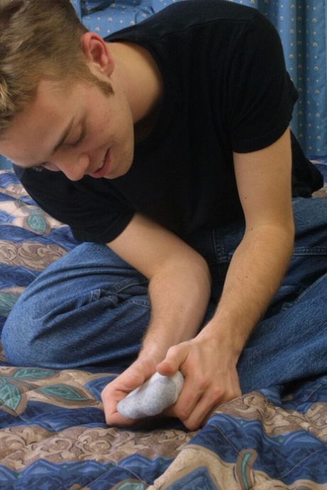 Jonge homo Ian 1 trekt zijn grote lul af op zijn bed na het likken van zijn tenen