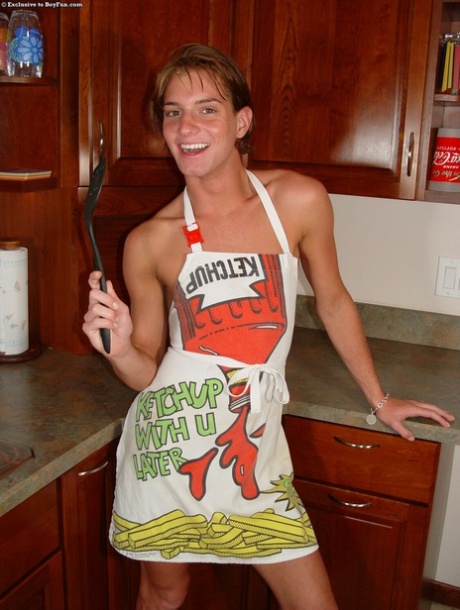 同性恋达斯汀-丹尼尔斯在厨房里脱掉围裙，抚摸自己尚未勃起的小弟弟