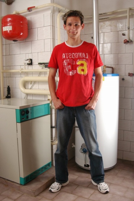 Gay blond cutie Jaroslav masturbuje swojego nieobciętego kutasa na pralce