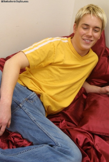 Atrakcyjny gejowski blondyn Brent pokazuje swój duży tyłek i bawi się swoim nieoszlifowanym kutasem