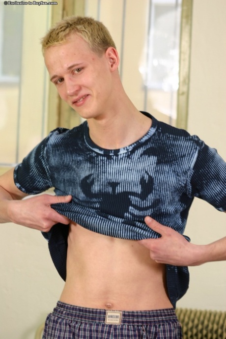 Gay blondýnka Kari si svlékne sexy spodní prádlo a pohladí si obrovskou erekci