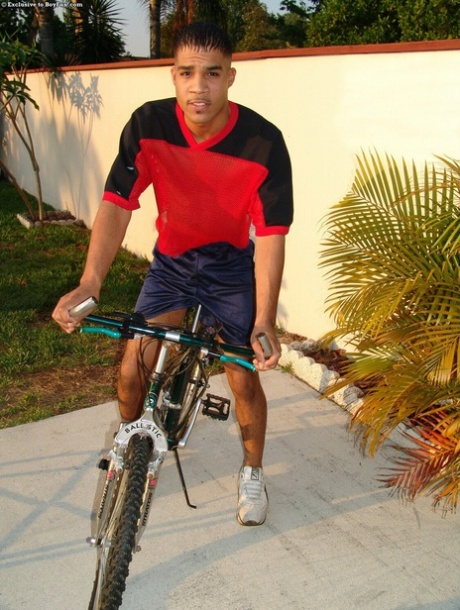 Homoseksuel ibenholt bicycler stripper i solskinnet og viser sin store, uskårne pik frem