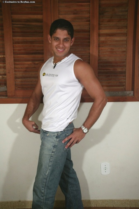 Lustige gay Latino Anderson stript, toont zijn gespierde lichaam & masturbeert