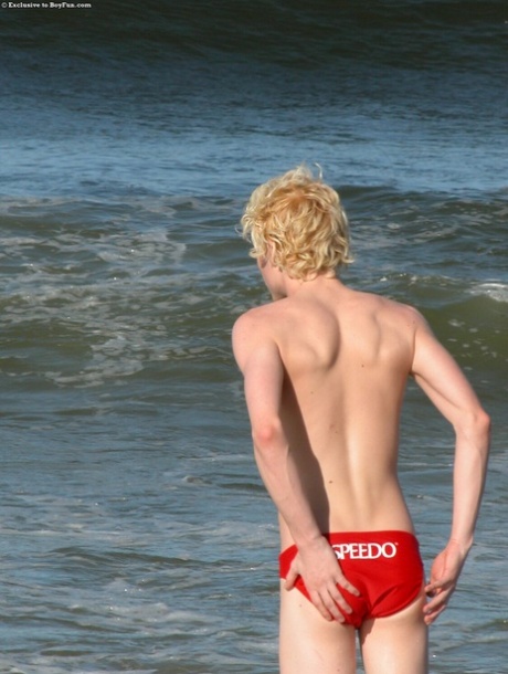 Geile blonde homo Jarrod speelt met zijn ongesneden lul op het strand en thuis