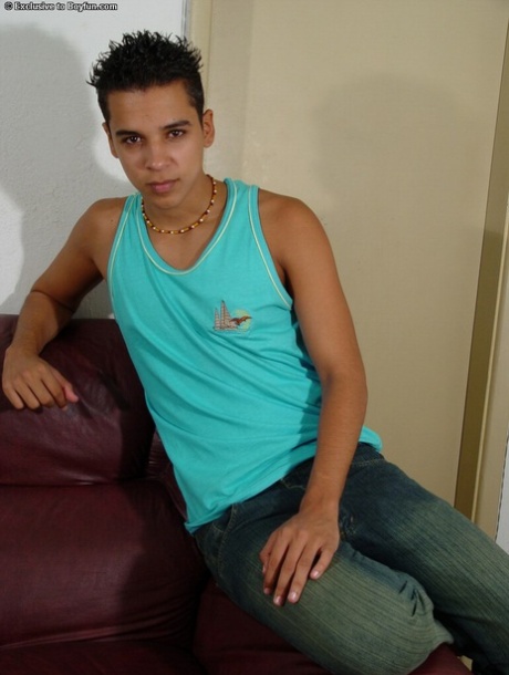 O bonito gay latino Rafael acaricia a sua pila sem cona e vem-se em cima dele próprio