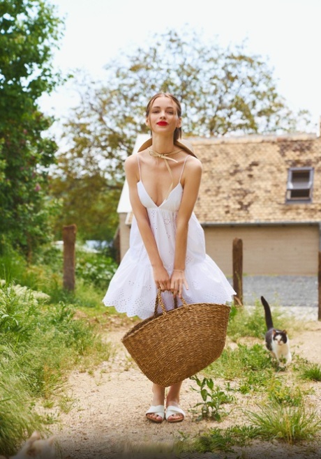 Glamouröses Babe mit roten Lippen Any Moloko posiert und fingert ihre kahle Muschi