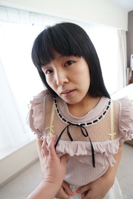 Söt japansk tonåring Ichika Matui slickar en liten kuk och blir knullad på sin säng