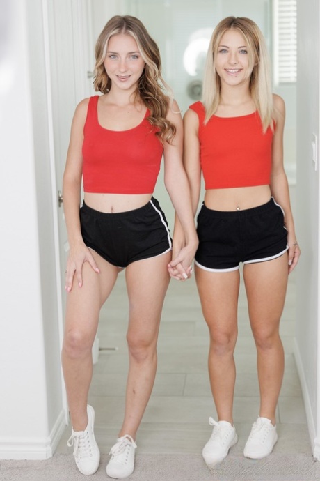 Blondynki Emma Bug i Macy Meadows pokazują swoje duże tyłki w majtkach