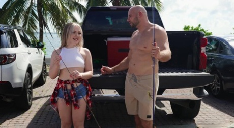A adolescente loira com um rabo de bolha Eva Nyx leva com uma vara dura na sua cona numa praia