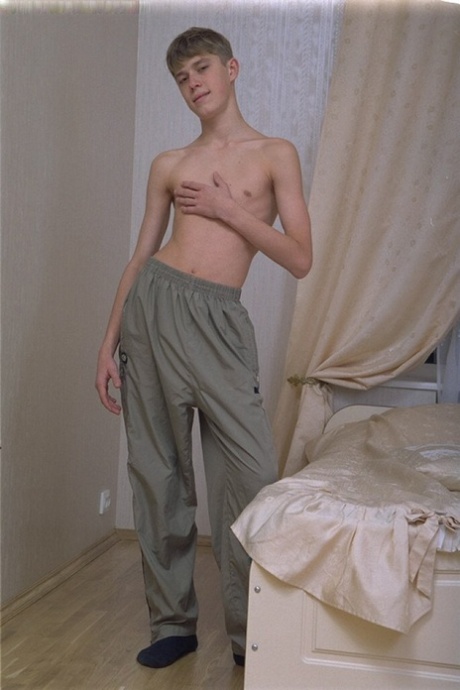 Skinny Homosexuell Junge Jenya Strippen nackt und masturbieren zum Orgasmus
