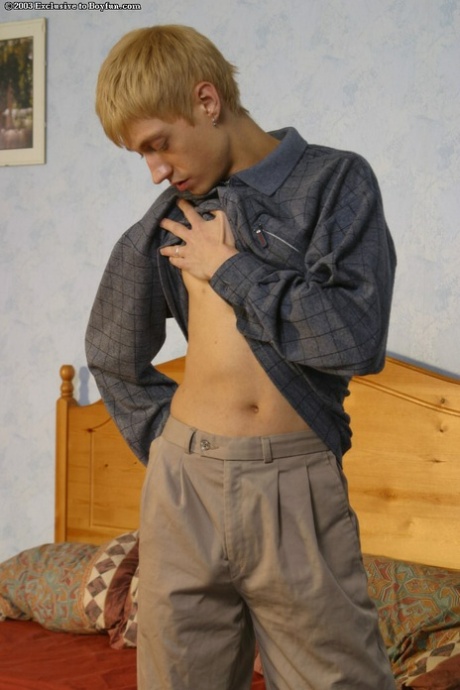 Blonde twink Liza kouř proužky nahý, tře jeho penis a cums na sebe