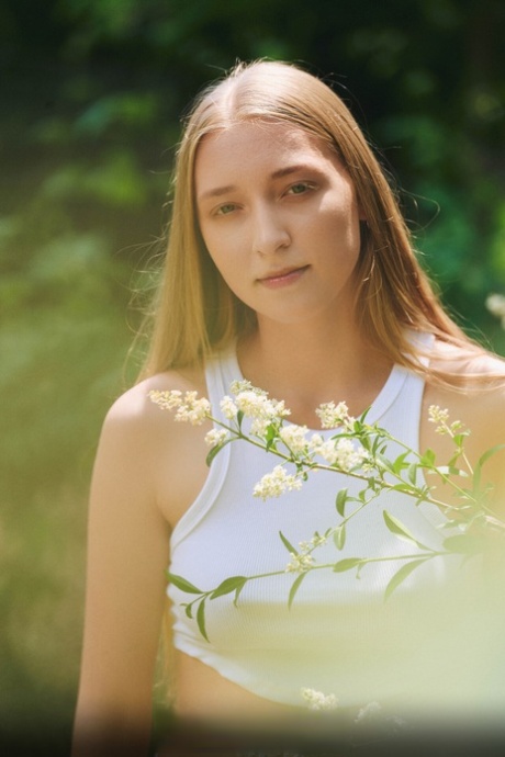 Den dragende babe Alice Denision viser sine søde bryster frem, mens hun er helt nøgen udendørs