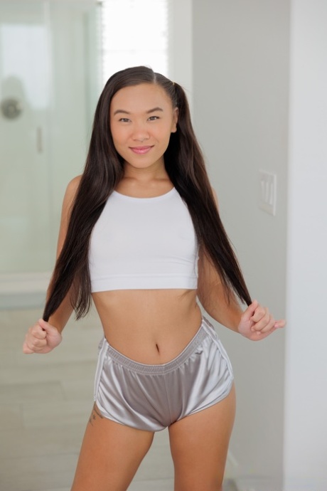 La sexy asiatica Kimmy Kimm si toglie i pantaloncini e mette in mostra il suo grosso culo