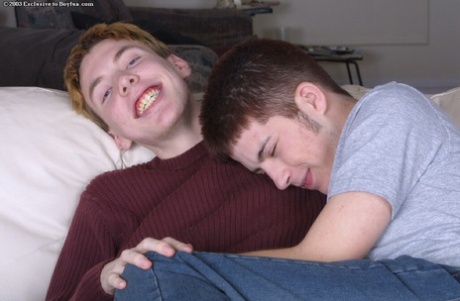 Gejowscy współlokatorzy Dan i Michael dają sobie nawzajem oralną przyjemność i pieprzą się