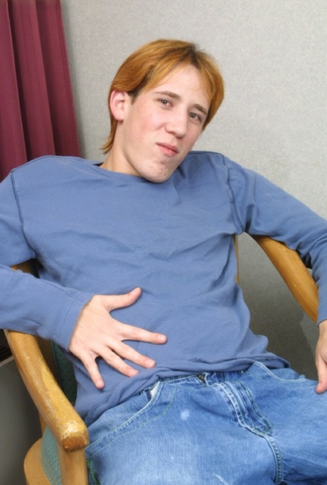Kinky gay rödhårige Kasper tar av sig sina jeans och runkar av sitt stånd