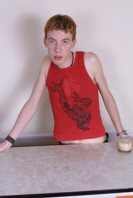 Adolescente gay pelirrojo se desnuda y se acaricia la polla sin cortar en un taburete de bar