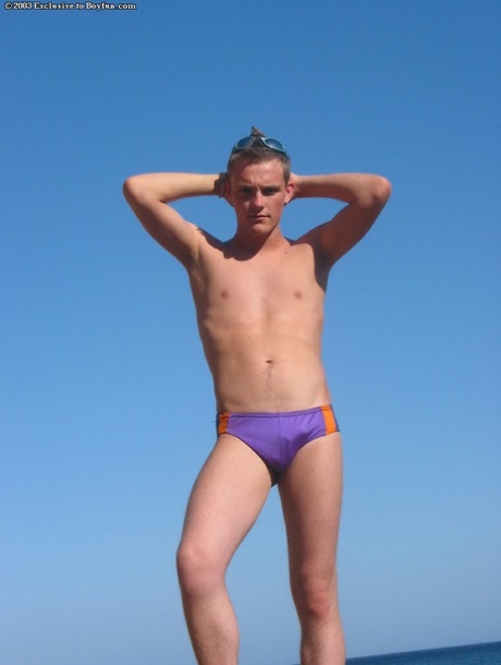 Štíhlý gay Ryan si svléká plavky a masíruje si péro a koule venku