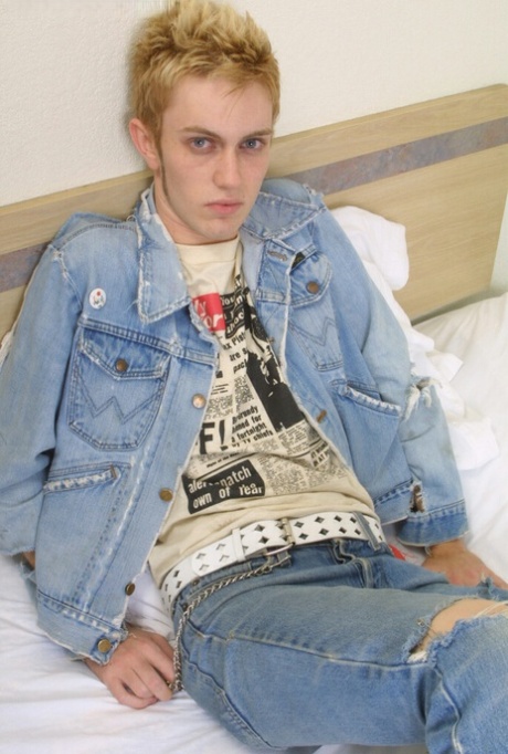 Gay rubia punk cabeza Sean strips su denim outfit & undies a masturbarse