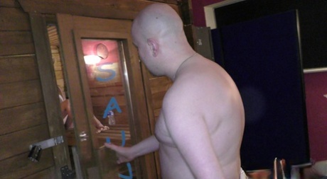 Eksotisk blondine med store bryster Classy Filth giver en fremmed et blowjob i saunaen