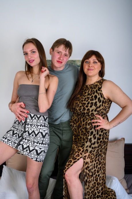 MILF Zena junta-se à sua enteada Vika Lita e ao seu namorado num Ménage à trois