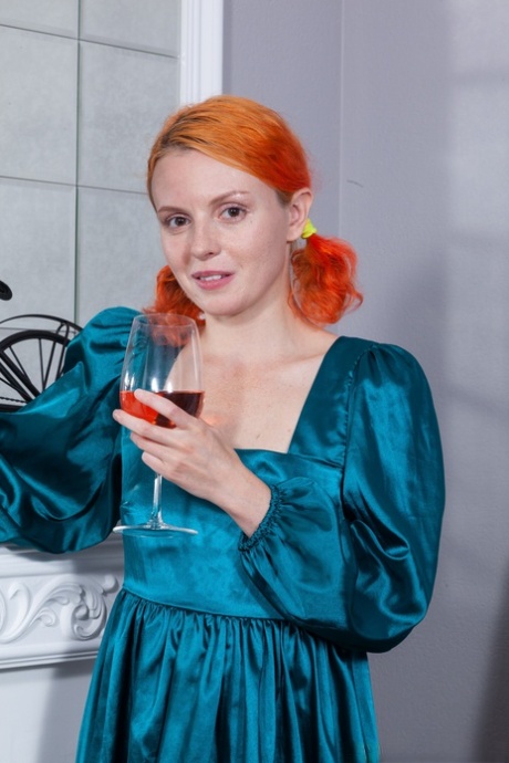 Рыжеволосый подросток Ева Клубника снимает платье и выставляет напоказ свою волосатую киску