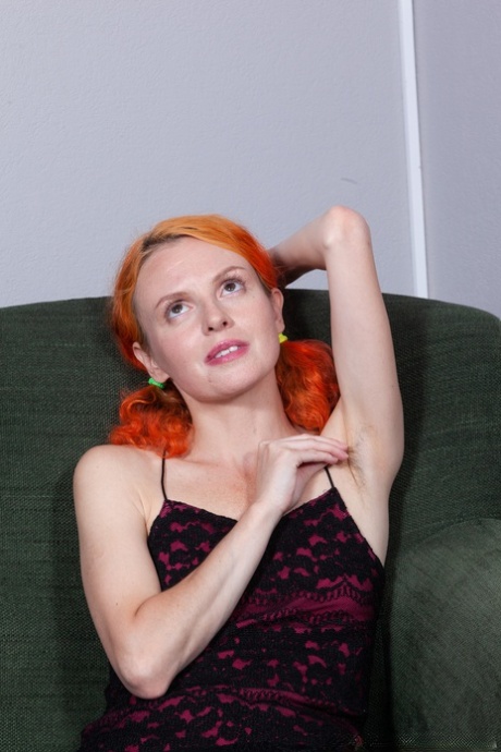 Sexy, rødhåret Eva Strawberry kler av seg og leker med sitt lange fittehår