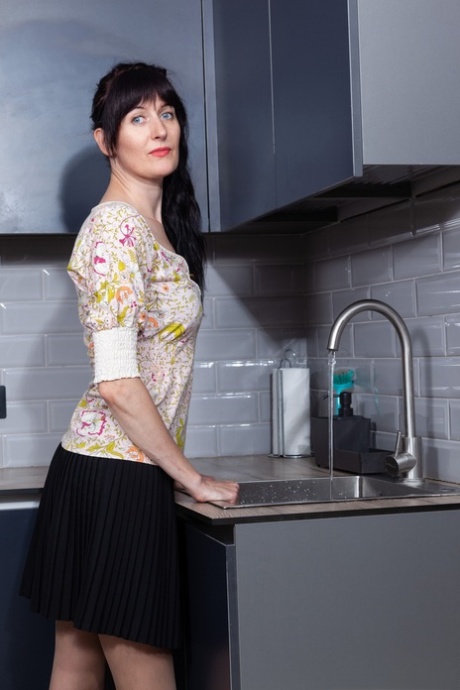 La casalinga bruna Nimfa Mannay si strofina la figa pelosa in cucina