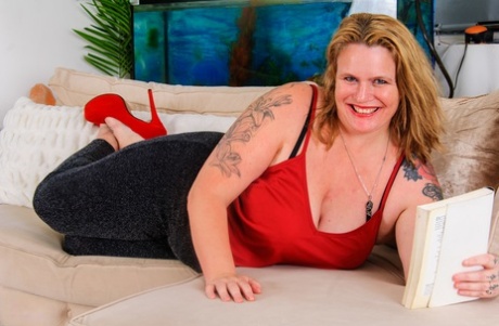 胖乎乎的熟女业余爱好者凯蒂-凯-莱恩展示她下垂的大奶子并玩弄她的阴户