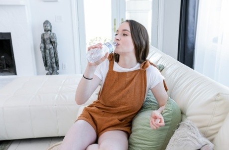 Petite Teen mit saftigen Titten Hazel Moore spreizt ihre Beine & bekommt ihren Arsch gefickt