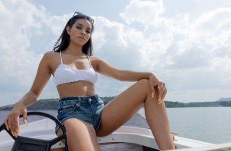 Glamoureuze Latina Valery Ponce spreidt haar getrimde poesje op een boot