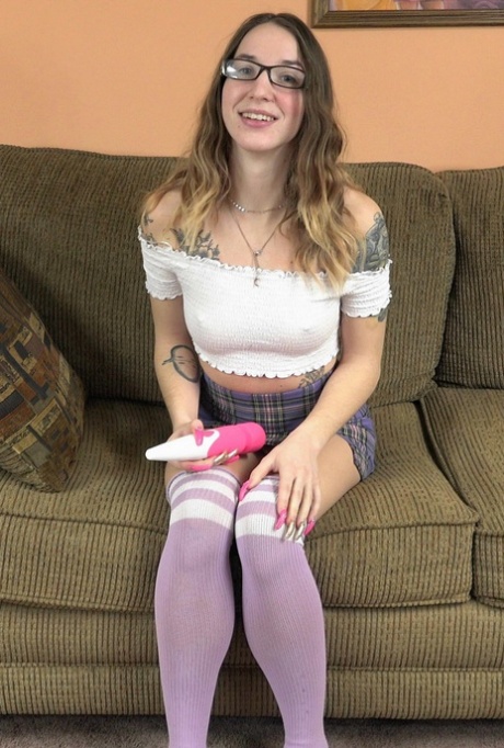 Татуированная школьница Энджел Старр сама себя обмазывает игрушками перед интенсивным POV сексом