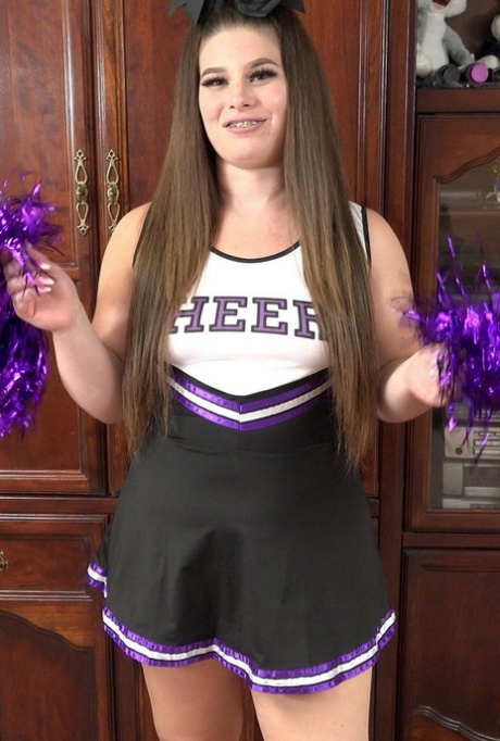 Fat Cheerleader Lexxxi Nicole Scarlet gibt Kopf vor einem leidenschaftlichen POV ficken
