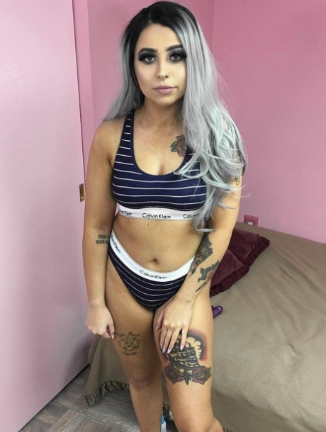 La pequeña amateur Mia Kay descubre su cuerpo tatuado y sus grandes tetas antes de masturbarse