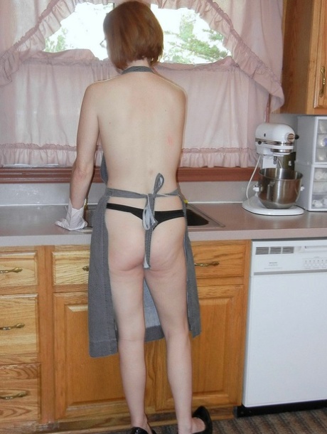 Slutty Hausfrau in einer Schürze Layla Redd gibt leidenschaftlichen Kopf in der Küche