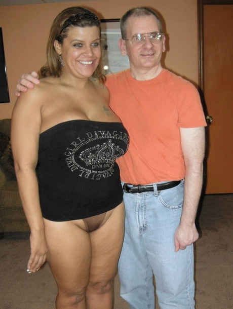 MILF latina curvilínea com mamas grandes Angel Lynn dá uma queca a um tipo com óculos