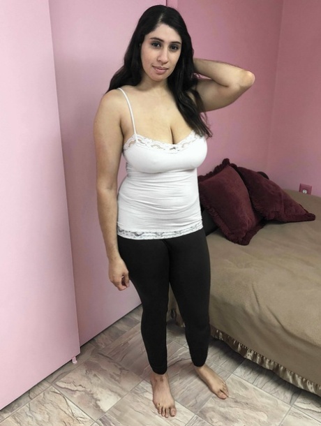 Latina-MILF Nicole Paris viser sine store bryster, mens hun sutter pik