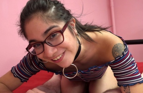 Nerdy brunetka nastolatka Lucy Sunflower głęboko obciąga kutasa podczas lodzika POV