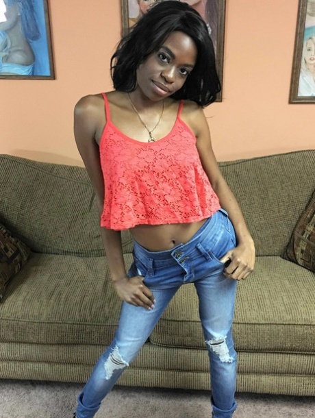 Ebony Amateur Melody Cummings geht auf die Knie und bläst einen weißen Schwanz