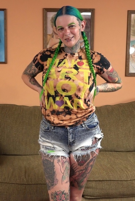 A puta de cabelo verde Vibe Ryder revela o seu corpo coberto de tatuagens e faz um broche