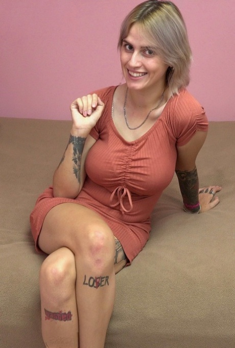 Charmante blondine Tina Ray toont haar sexy geïnkte lichaam en speelt met zichzelf