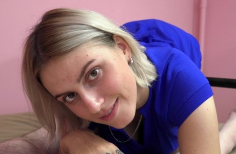Ukrainisches College-Mädchen Tina Ray beugt sich über einen Kerl und bläst seinen Ständer